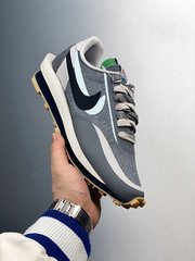 本地280陈冠希主理品牌凝结集团CLOTxSacaixNikeLDVWaffleKOD2CoolGrey联名网纱灰蓝解构重叠设计前卫华夫变形休闲慢跑鞋全新CLOTxsacaixNikeLDWaffleGrey鞋侧的反光NikeSwooshLogo更在天黑时增添了一份优雅与明亮感让球鞋在夜间可以熠熠生辉了解过后你是否对这双从经典演变而来的CLOTxsacaixNikeLDWaffleGrey又多了一些憧